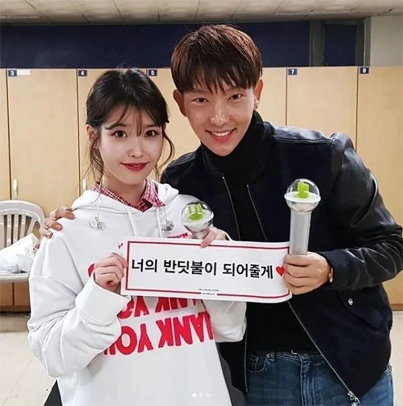 39岁李准基直播过生日,iu惊喜打电话送祝福,网友:友谊长存