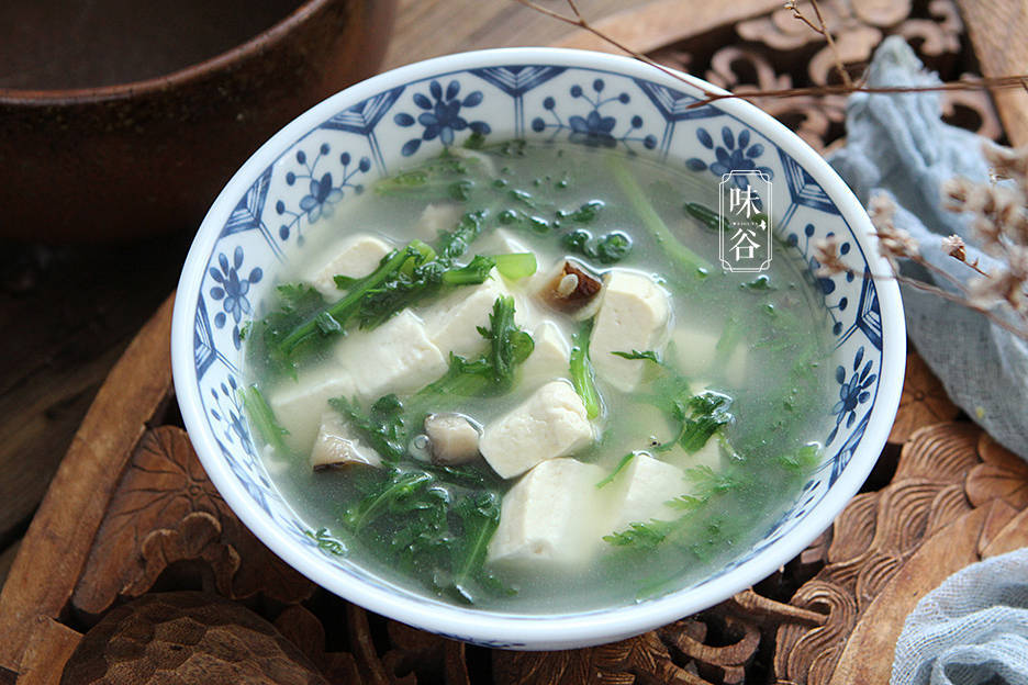 茼蒿豆腐湯【食材】:茼蒿 適量,豆腐 適量,香菇 3朵,蝦皮 適量,鹽