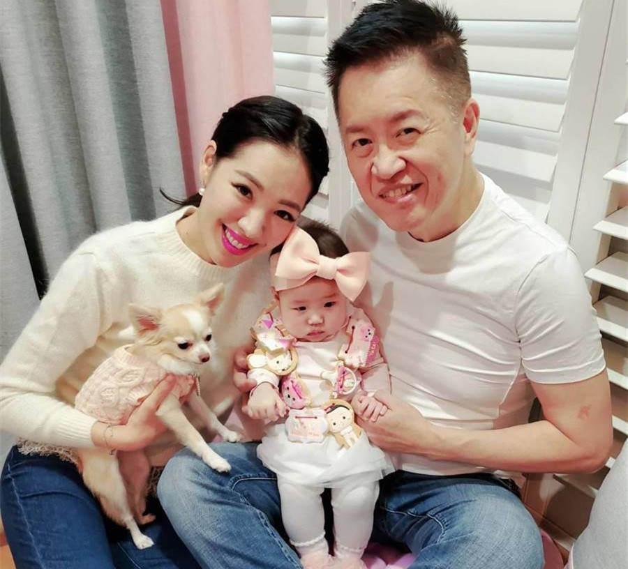 36岁女星挺孕肚出镜,与60岁富豪老公拍写真,一家三口像祖孙三代