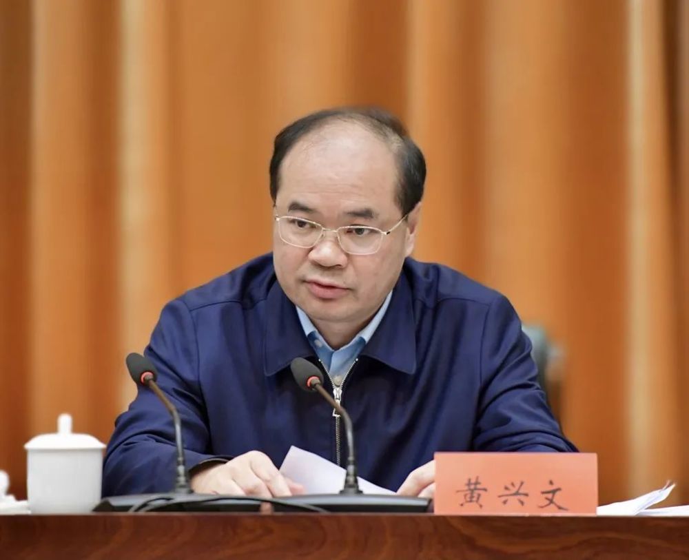 州委副书记,州长黄兴文主持会议黄兴文在主持时强调,全州各级各部门