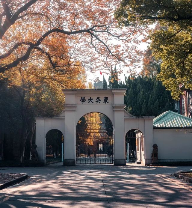 漫步在蘇州大學本部的校園裡,流水斜橋,碧草如絲,濃郁的人文氣息撲面