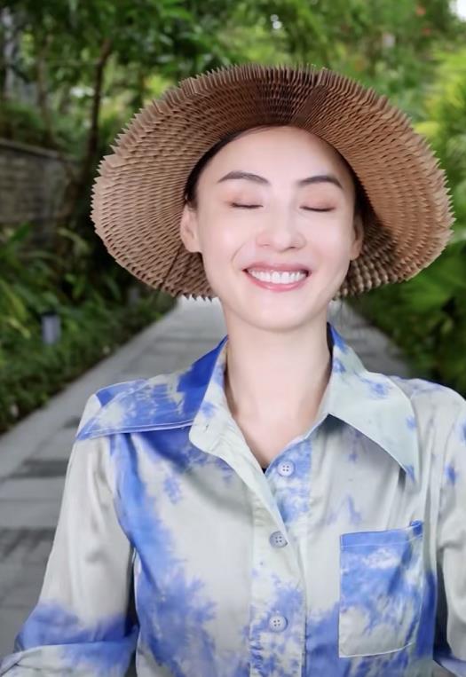 张柏芝不是老了吗戴草帽再现经典造型面值基本和22年前一样