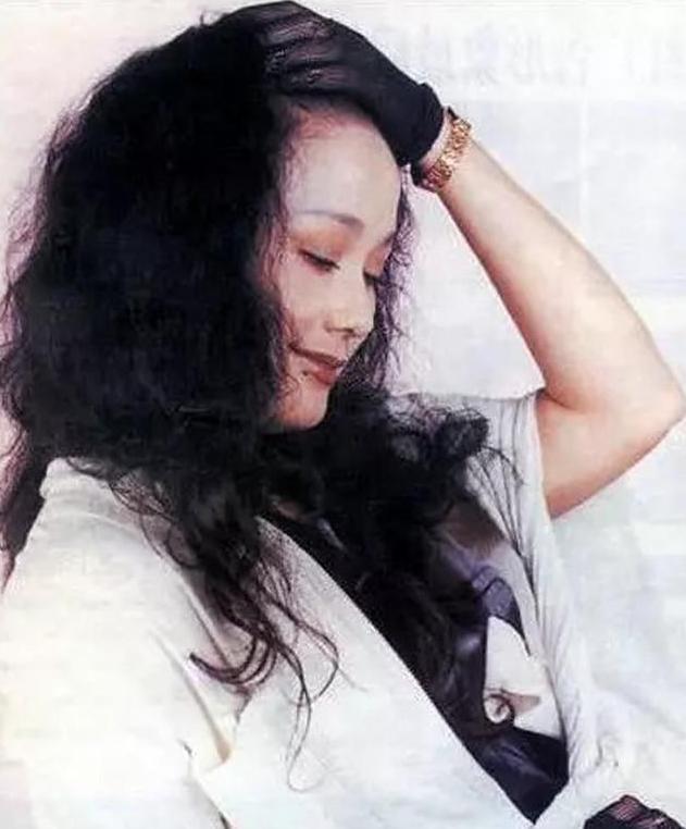 母亲生前的好友怜惜她,在廖学秋孩子刚满月后,便找到她,让她来电影厂