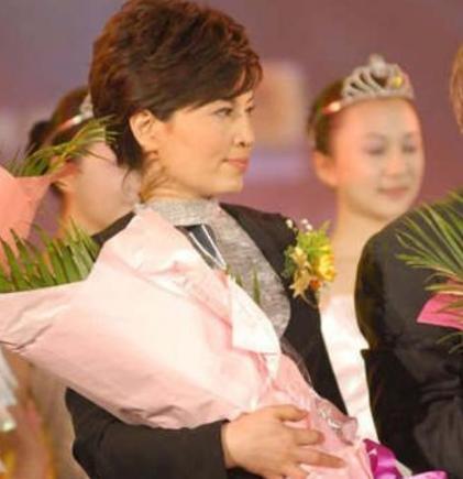 开播前20分钟得知儿子坠楼她挂电话坚守岗位却被全国观众痛批