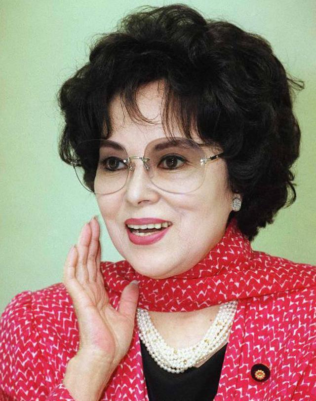 还有一个日本名字叫山口淑子,她的中文名字是由自己的养父李际春起的