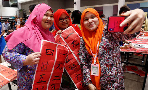 此国曾百般刁难中国兄弟如今60万华人归国当地经济一落千丈