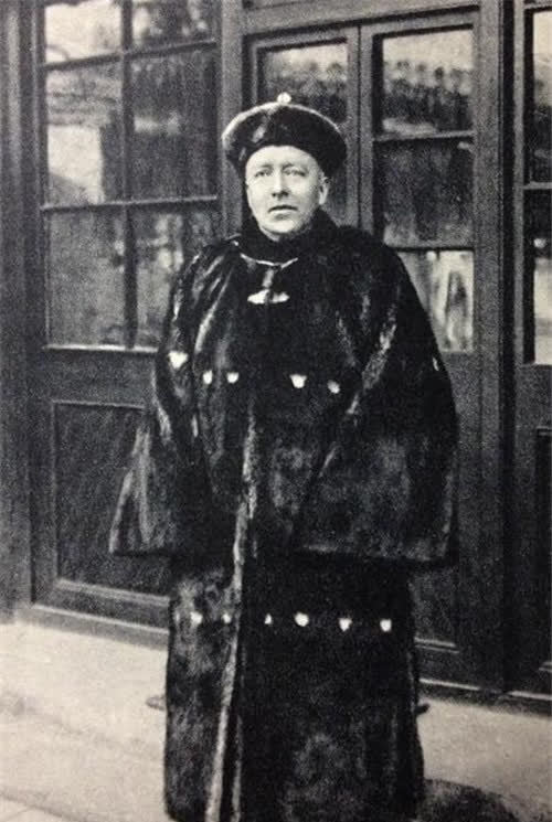 大清灭亡后庄士敦回国买了个岛挂上大清龙旗常年穿清朝官服