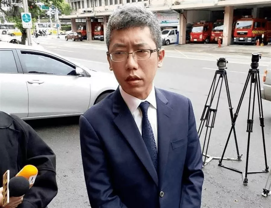 政治责任不存在的丁怡铭重新洗白上车