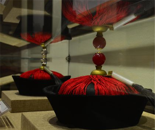 清朝官帽的等级之分,九品官帽也让人很神往,一品官帽想都不敢想