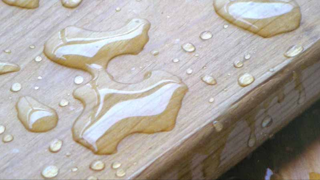 的柔韧性和防腐性,防止木材开裂;木蜡油中的蜡也会在表面形成一层蜡膜