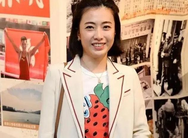 甘比不美丽却可爱从狗仔到女首富生活气息满满还有一丝少女感