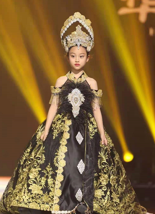 4月18日,有媒体发布了李小璐与贾乃亮的女儿甜馨的走秀动态图,引来一