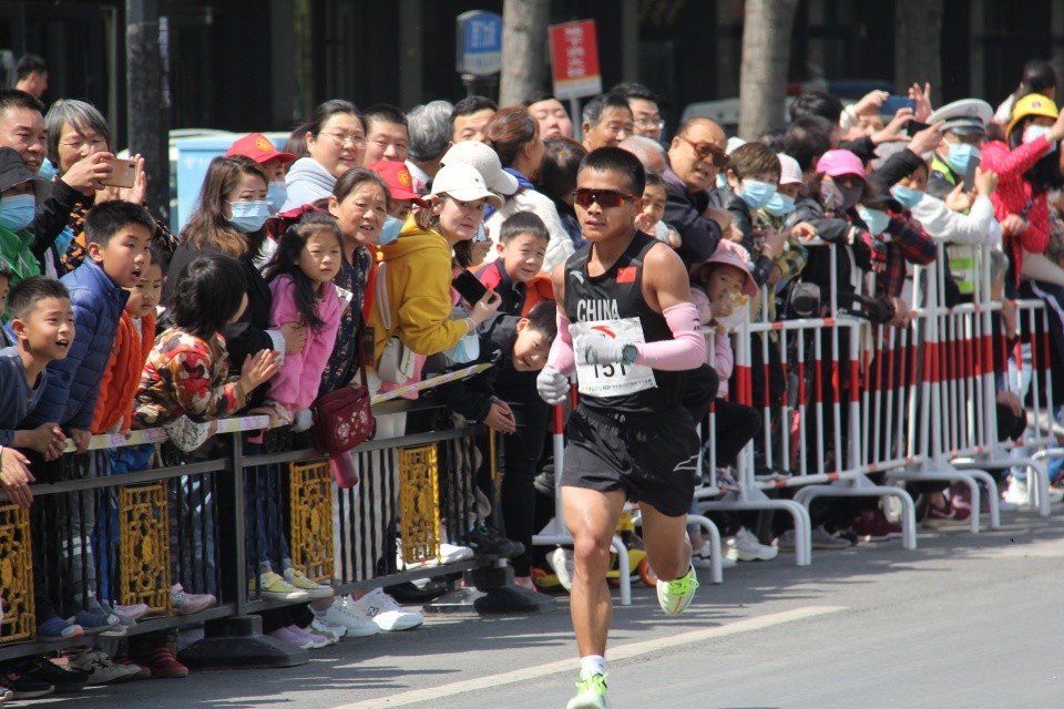 四万健儿角逐郑开双城同辉2021郑开马拉松这一金牌赛事再度震撼启动