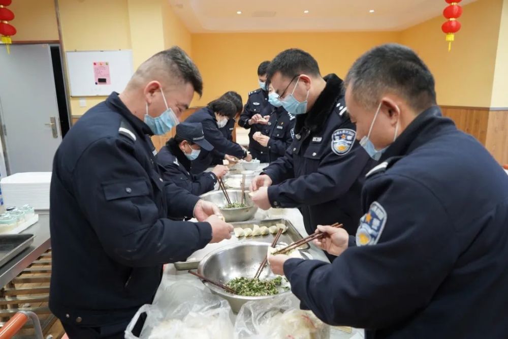 各地警察晒食堂午餐几块钱还能打包这些菜品你满意吗