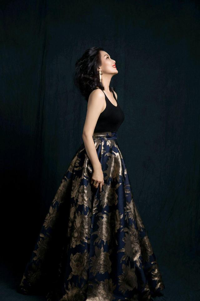 组图李颖写真照半老徐娘风韵犹存