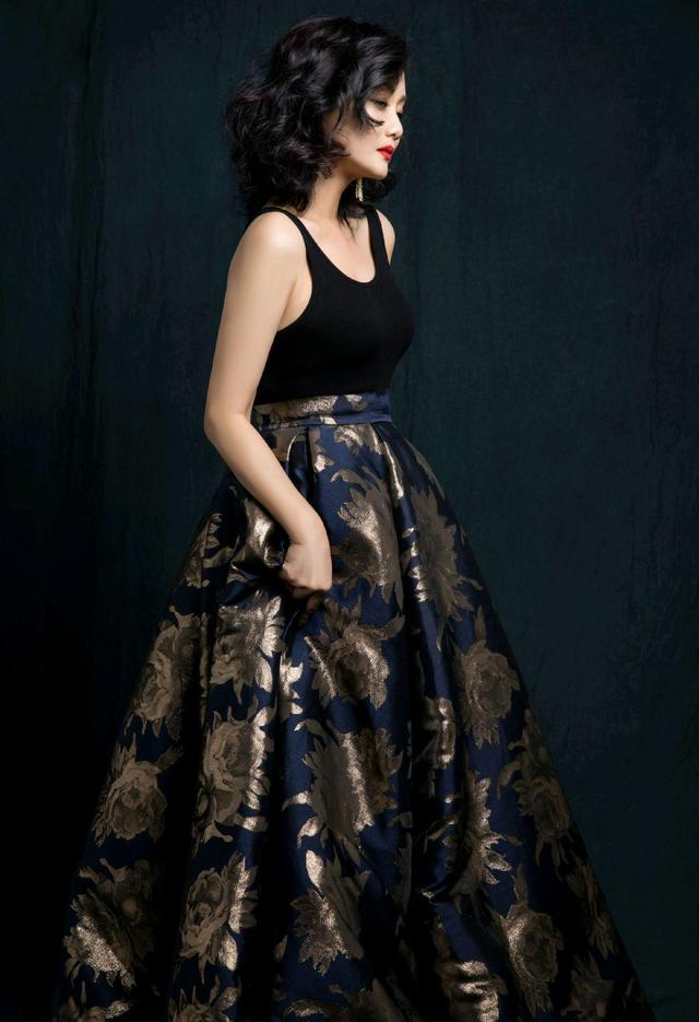 组图李颖写真照半老徐娘风韵犹存