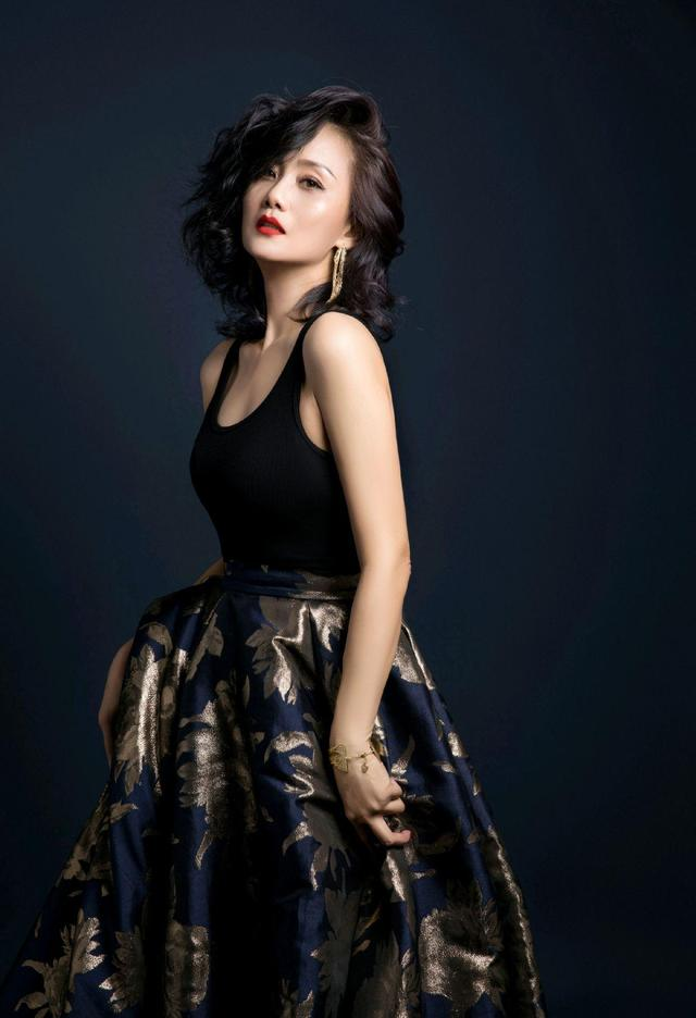 组图李颖写真照半老徐娘风韵犹存