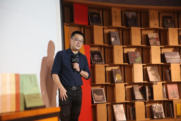 馒头大师张玮携新书历史的温度5来青岛分享博弈时代