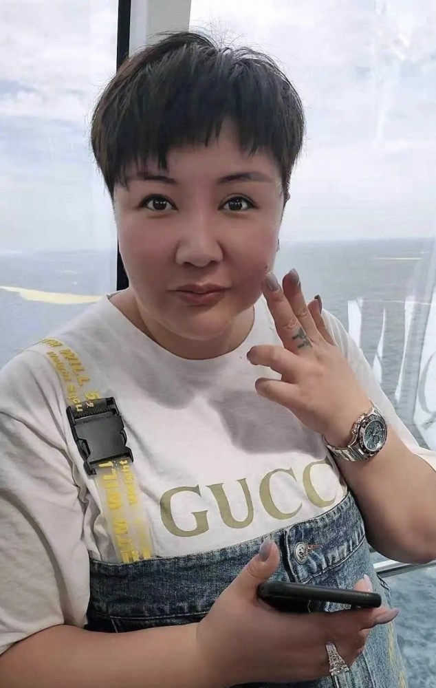 郭德纲老婆王惠庆祝生日,三口人坐c位,继子郭麒麟却站角落