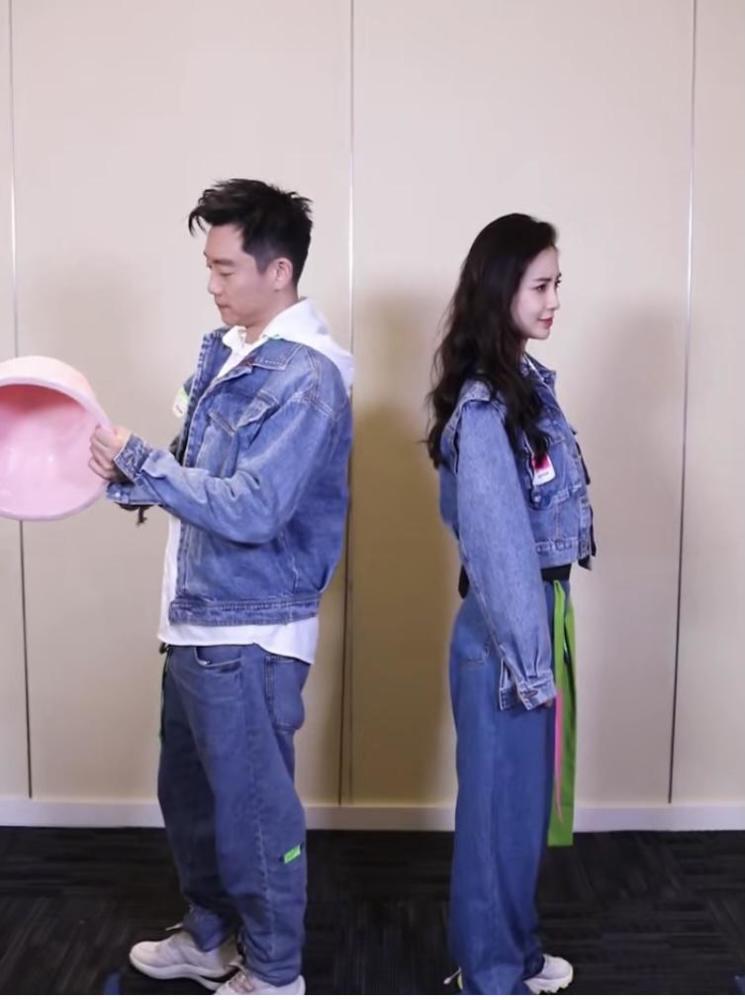baby郑恺配合默契宣布跑男定档牛仔衣造型真养眼