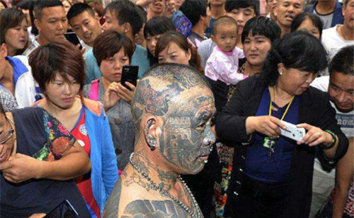 中国纹身第一人父母不愿见他曾上街吓哭小女孩现在遭到报应