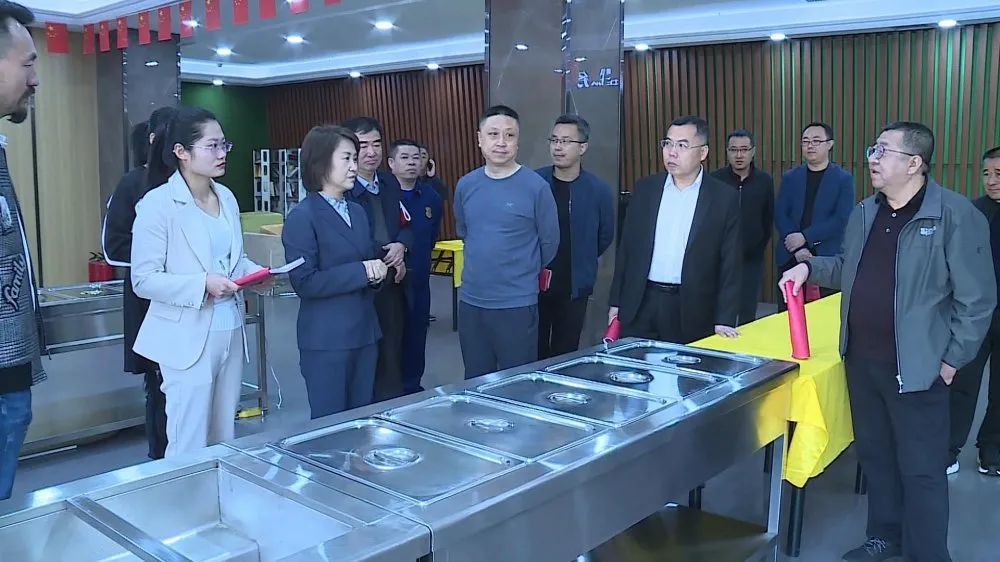 18日,大会筹备组领导薛厚华,赵晓琴带队,实地检查大会筹备情况.