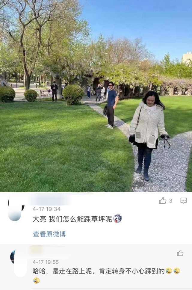 4月18日,有网友晒出自己偶遇李健和娇妻孟小蓓在清华同游的照片.