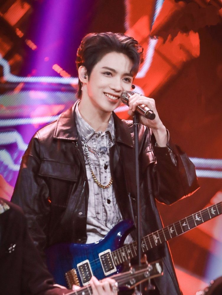 后来的"我想"舞台中的《无乐不作》,成功把自己塑造成了一个摇滚男孩