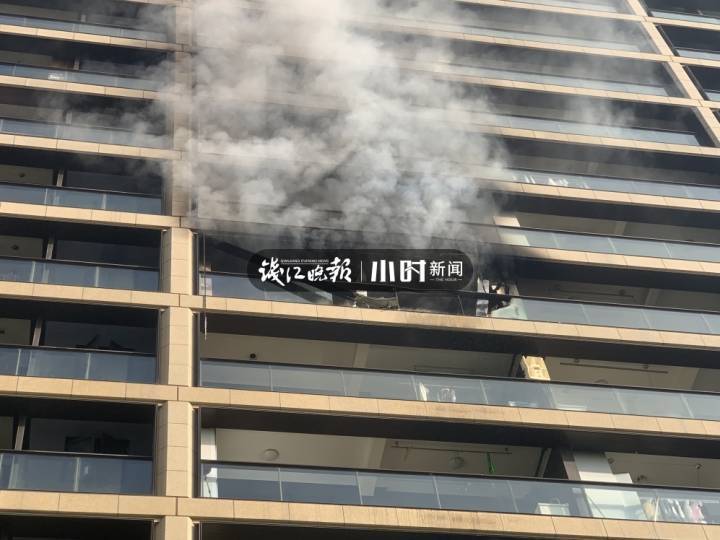 西湖区蒋村街道融创河滨之城水澜轩7幢某居民房发生火灾,并且有大量