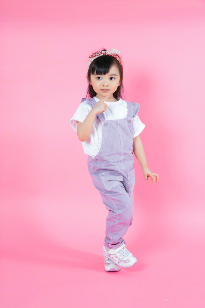 熊黛林晴的双胞胎女儿今年3岁,两个小姐妹在镜头前玩亲吻游戏,彼此深