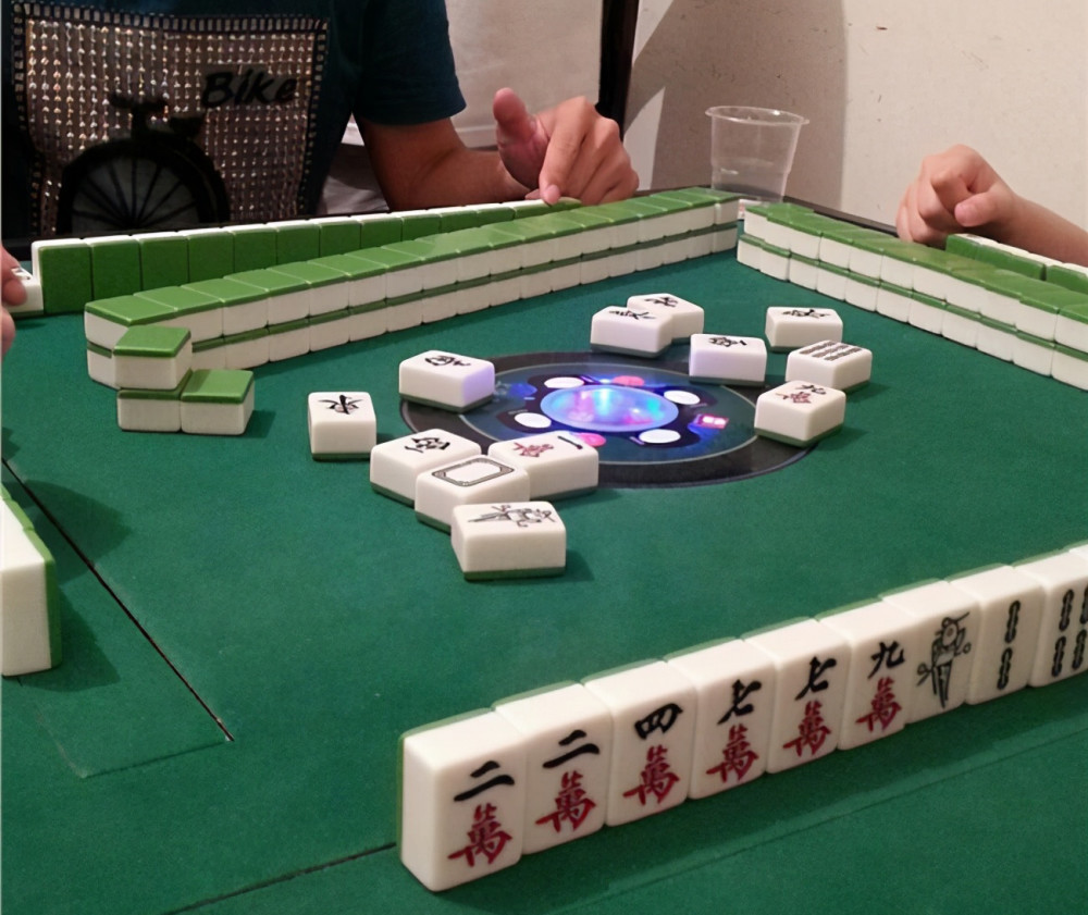 2019年2月8号,男子曹某接到朋友的邀约,去一家宾馆内打麻将玩,曹某