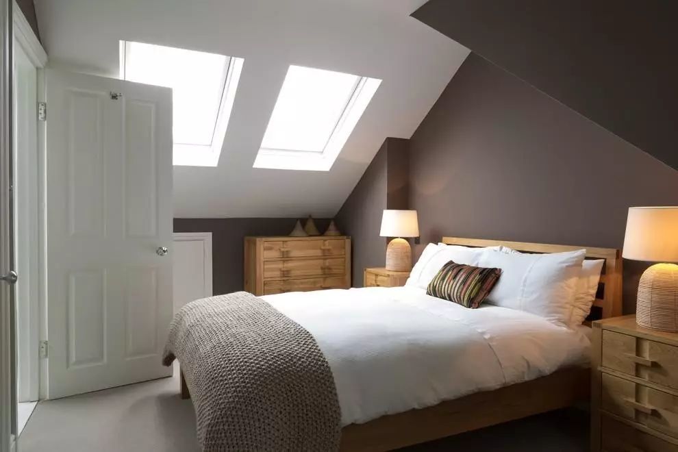 卧室中也不要有柱状的横梁和尖顶,这样会造成视线上的错觉,休息时会给