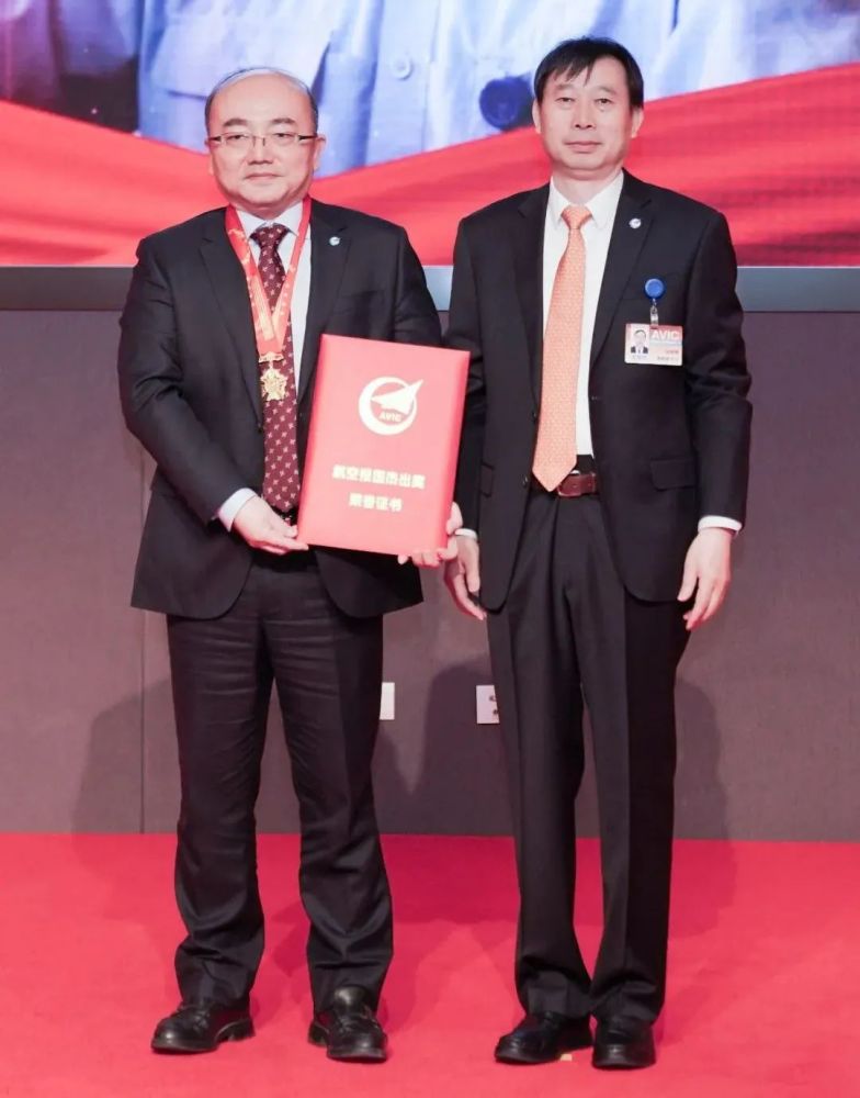 航空工业洪都党委副书记,总经理,l15高教机总设计师张弘荣获"航空报国