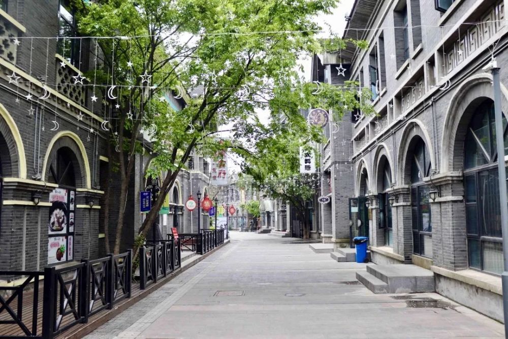 林公堤街区最具有特色的应该就是门口高高耸立的牌坊了.