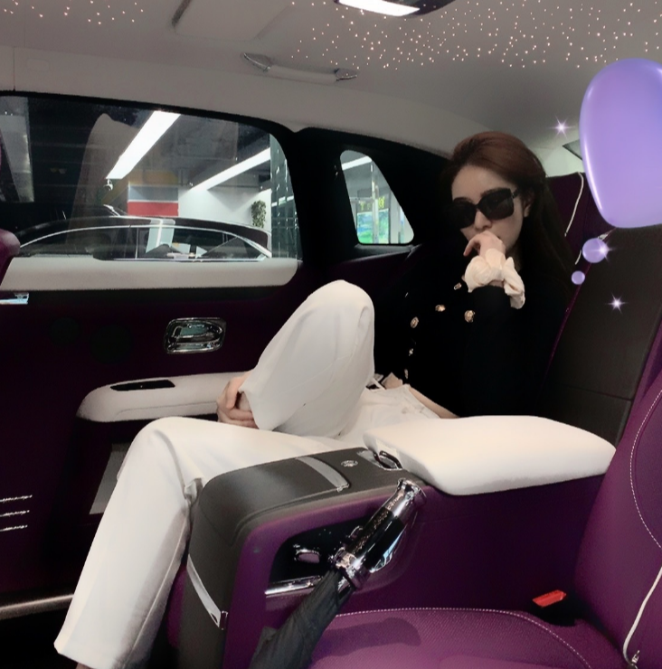 不靠男人靠自己的那种类型,但也有项思醒和潘世妍这种专门靠男人吃饭