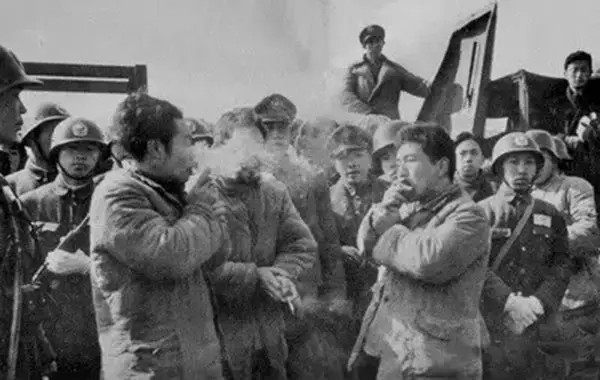 1948年11月,淮海战役中的国民党女兵.