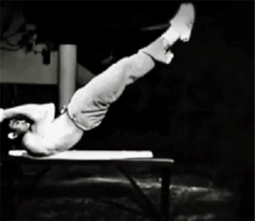 2:李小龙正在做的这个项目叫做龙旗,李小龙双手抓住支撑架之后再,用腰