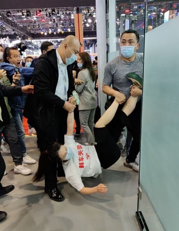特斯拉回应女车主站车顶维权 上海车展现大汉往外抬人