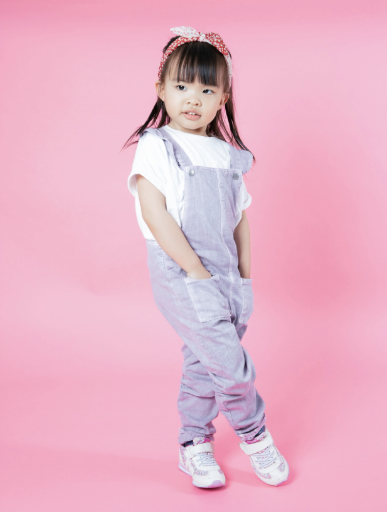 熊黛林晒3岁双胞胎女儿写真庆生,姐妹俩个头差距大,长相不一样