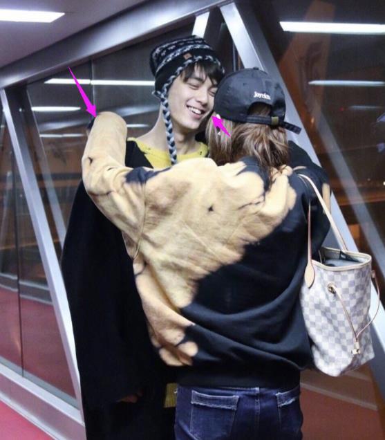 吴磊被亲姐锁脖搂眼神又暖又飒亲姐身材纤瘦娇小气质似谭松韵