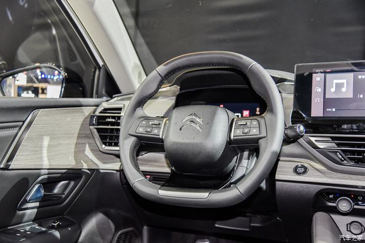 内饰造型有所收敛拍雪铁龙凡尔赛c5x