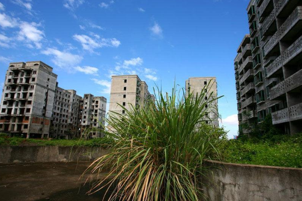 海南的烂尾楼群背靠大海烂尾10年无人打理杂草丛生