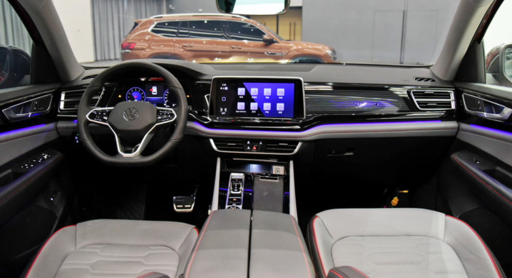 新款大众途昂x内饰依旧采用我们十分熟悉的大众内饰设计风格,整体来看
