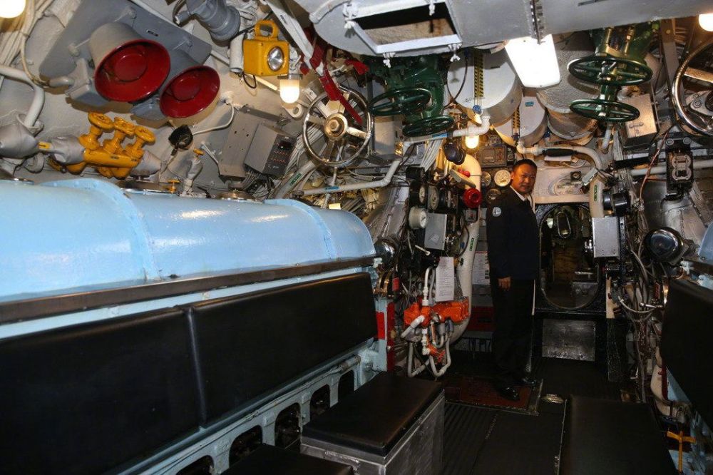 海狮号潜艇是美国海军二战期间建造的"丁鲷"级(tench class)潜艇的13