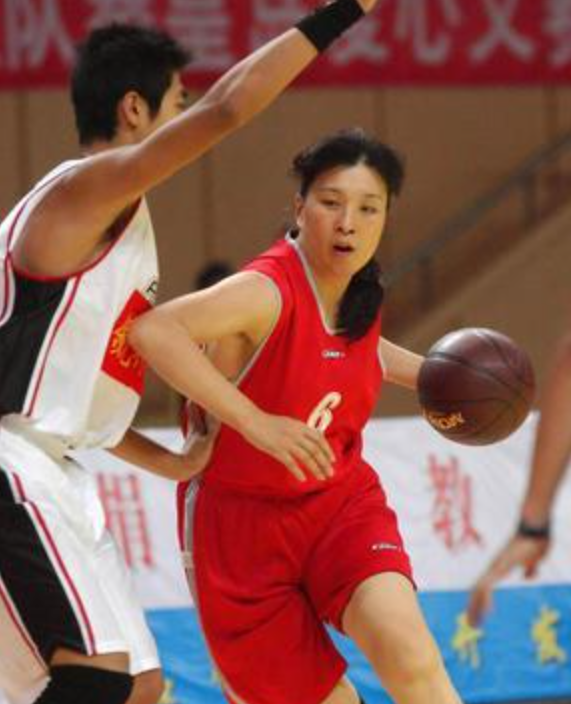 而王芳在儿子进入cba后也是频繁出现在球场的观众席观看比赛.