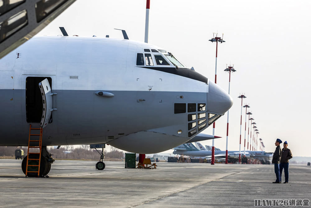 俄羅斯空天軍戰略轟炸機部隊發射巡航導彈伊爾78加油機提供保障