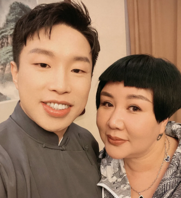 德云社董事长王惠过生日,郭麒麟站后面,变成了徒弟待遇?"叛徒"也来了