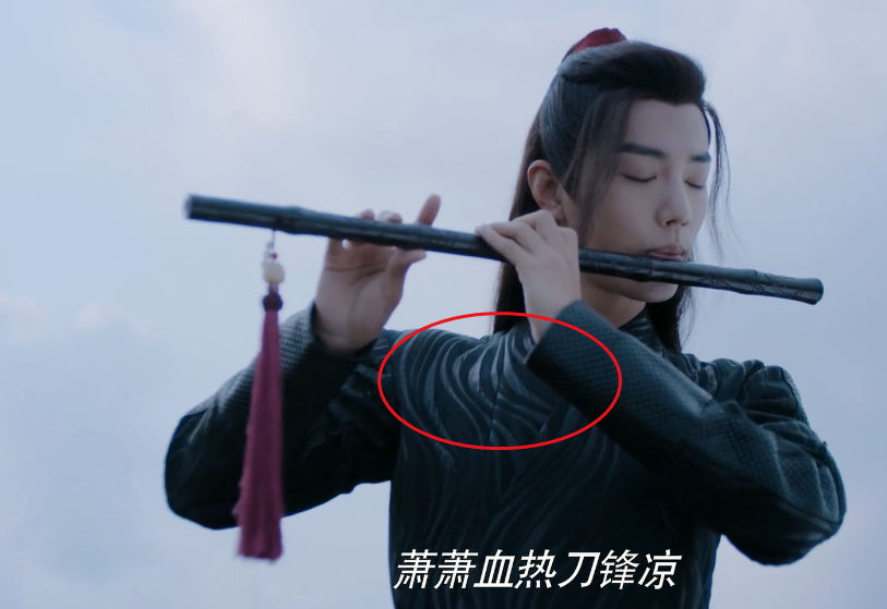 接下来我们再来看一看魏无羡吹笛子时所穿的衣服吧,魏无羡吹笛子的
