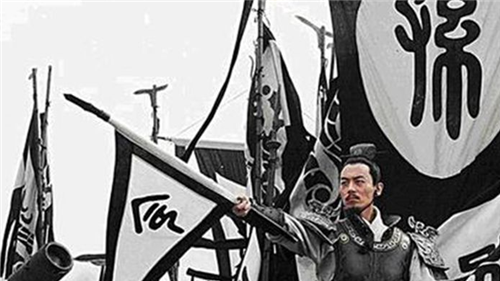 同颜色,出征的士兵按照自己所属的队伍跟旗走,旗语还要配合击鼓的声音