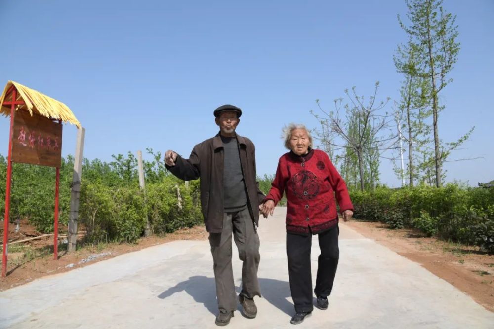 老奶奶李朵,比石爷爷还大一岁,他俩是长龄村年龄最大的一对儿夫妻.